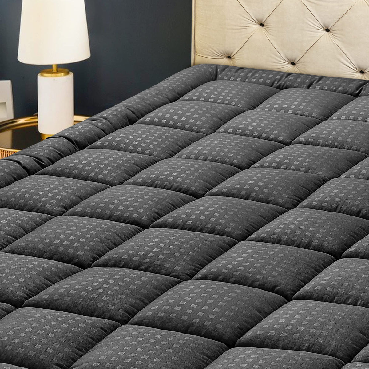 HYLEORY queen mattress pad with cooling top provides breathable comfort for hot nights.