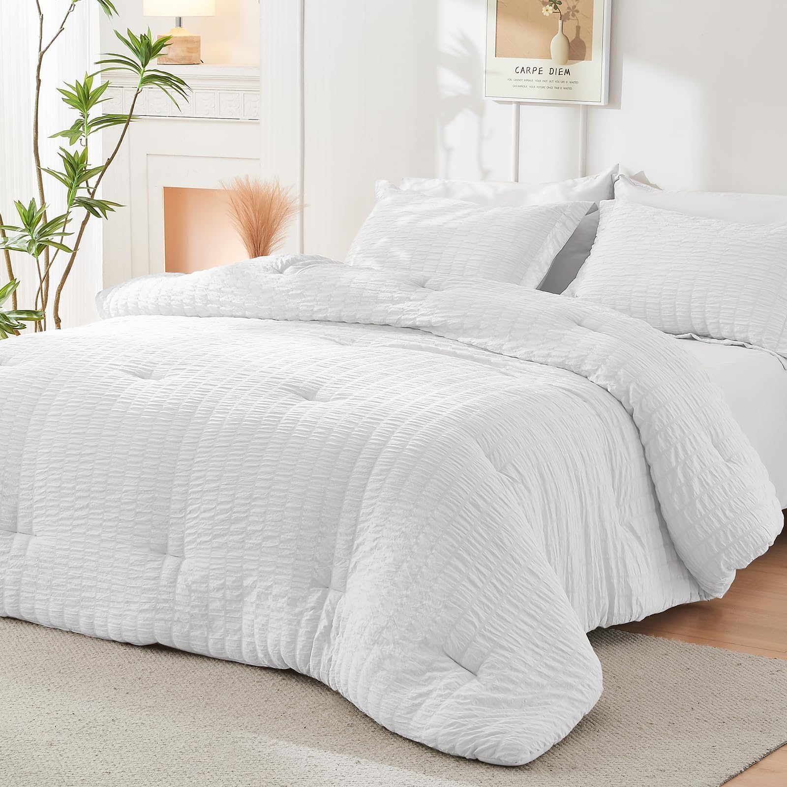 HYMOKEGE all-season warmth from 240 GSM microfiber fill for year-round comfort.