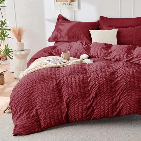 HYMOKEGE Burgundy Queen Comforter closeup highlights wrinkle-resistant seersucker texture