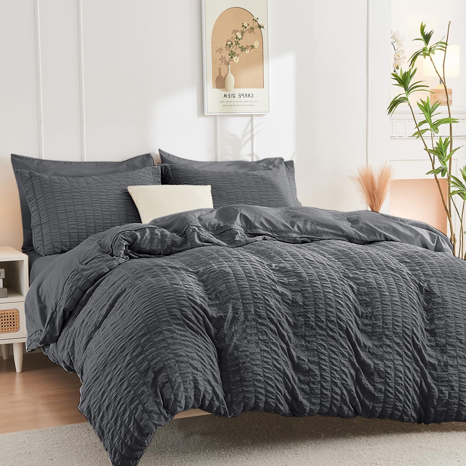 HYMOKEGE envelope pillowcases provide quick pillow changes with a polished finish.