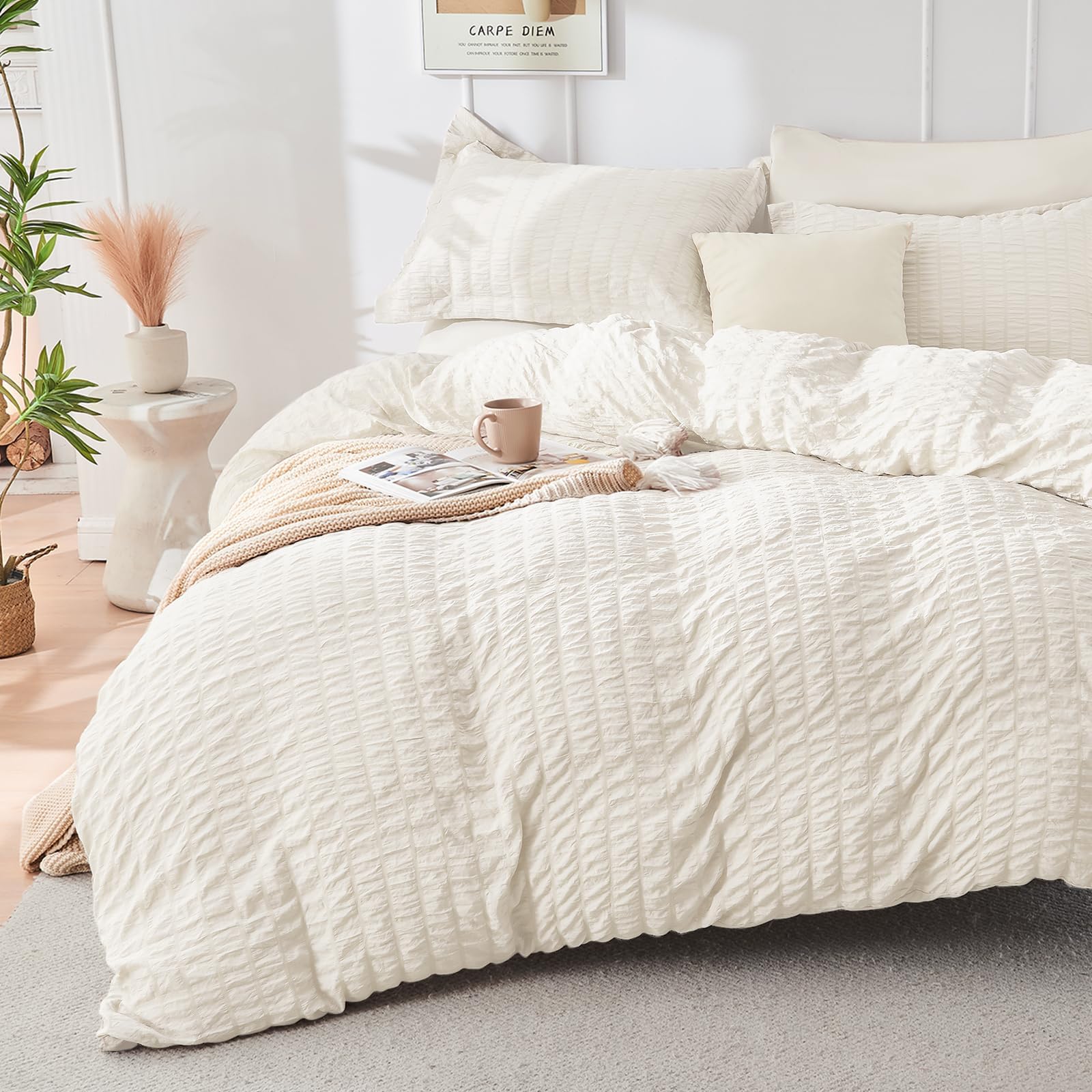 HYMOKEGE Ivory seersucker texture close-up highlights wrinkle resistance and elegance.