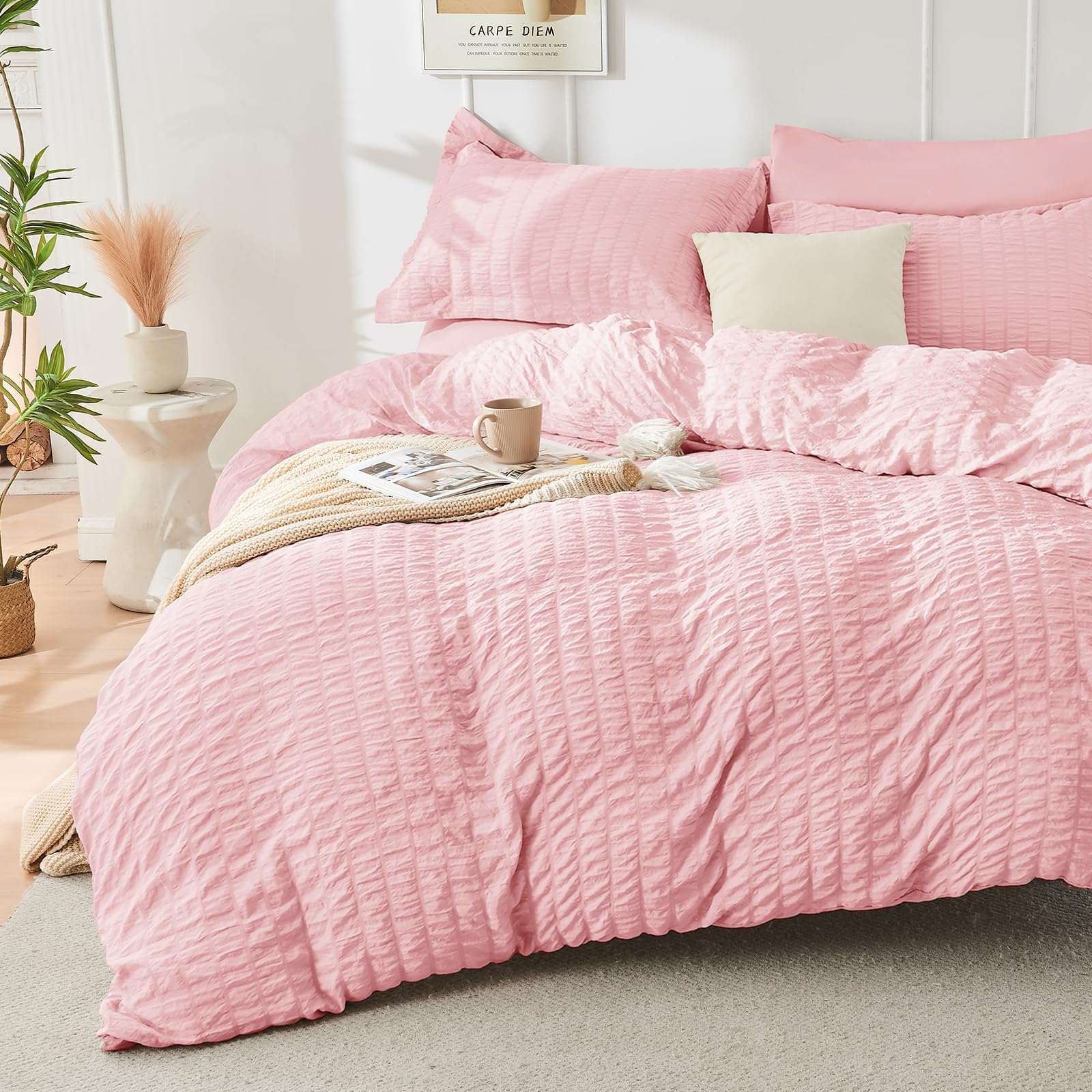HYMOKEGE Pink Queen bedding on bed, showing all-season softness and style