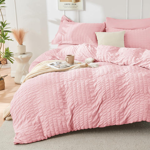HYMOKEGE Pink Queen bedding on bed, showing all-season softness and style