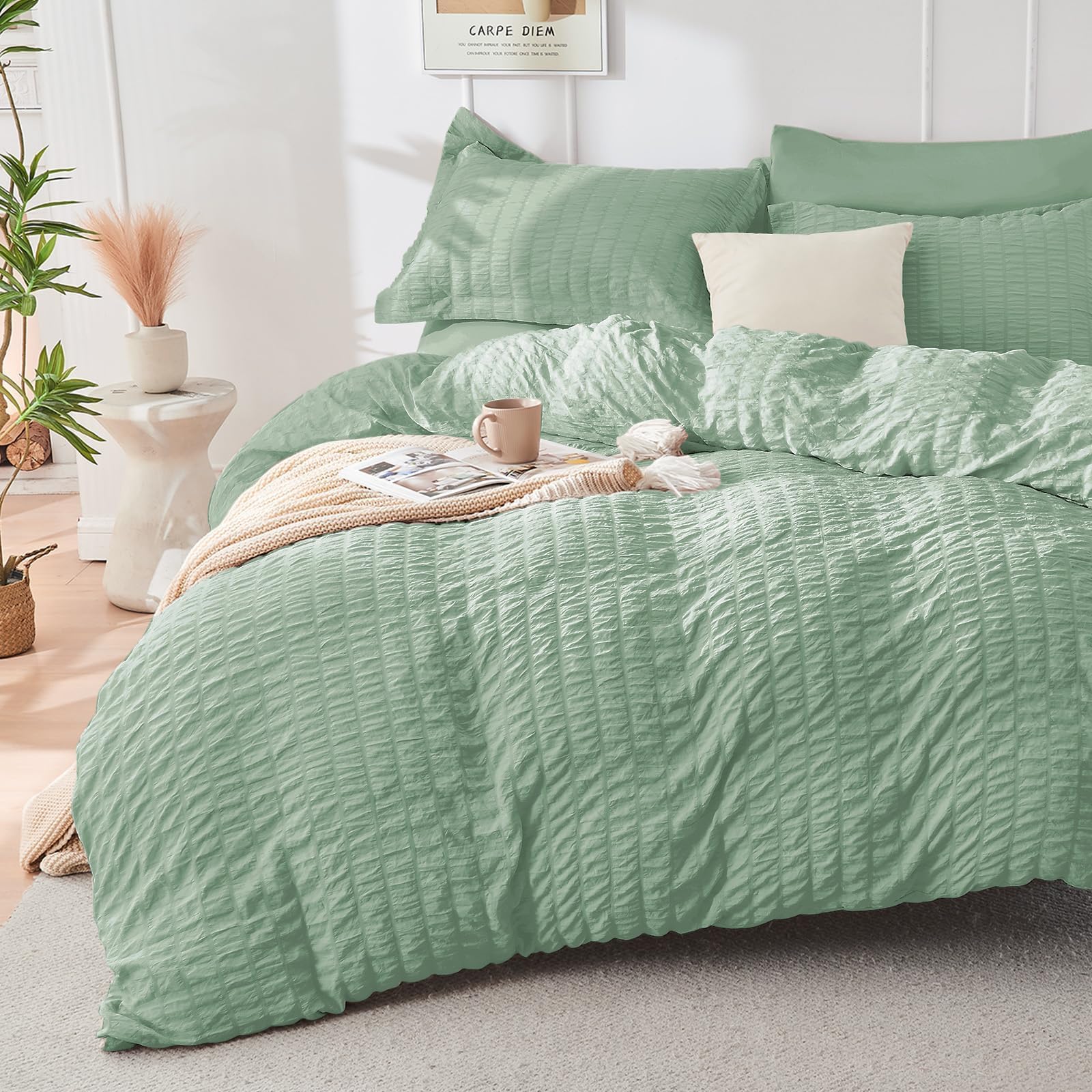 HYMOKEGE seersucker texture comforter close-up showing wrinkle-resistant detail