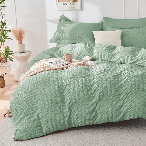 HYMOKEGE seersucker texture comforter close-up showing wrinkle-resistant detail
