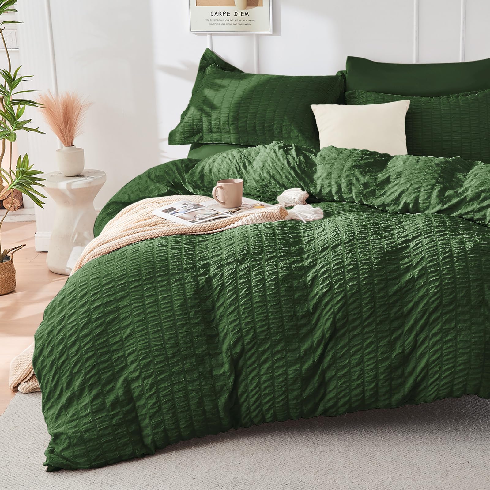 HYMOKEGE seersucker texture adds a three-dimensional pattern for a stylish, easy-care bed.