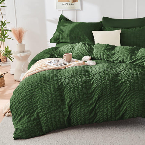 HYMOKEGE seersucker texture adds a three-dimensional pattern for a stylish, easy-care bed.