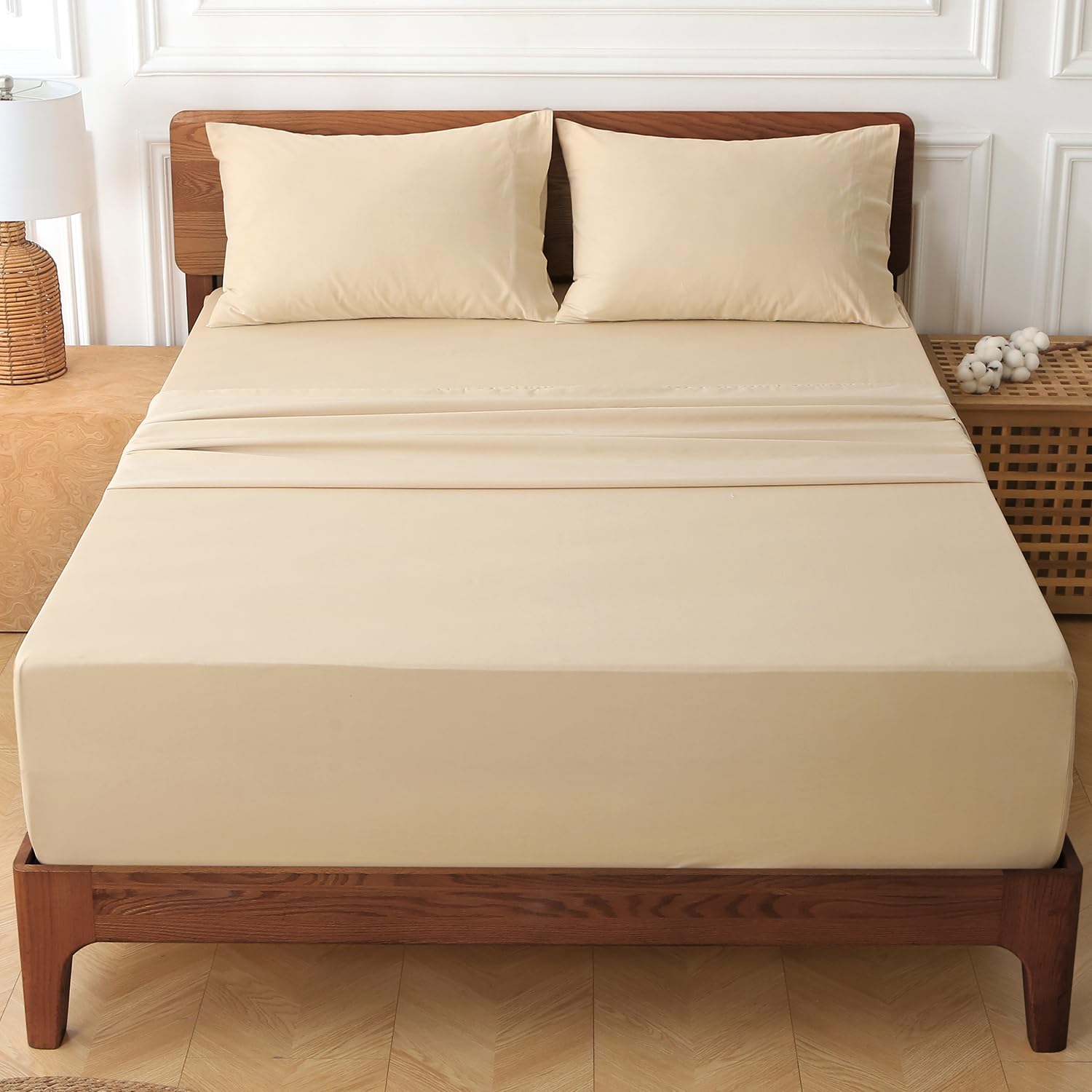 HYPREST deep-pocket queen sheets flat lay highlighting secure fit.