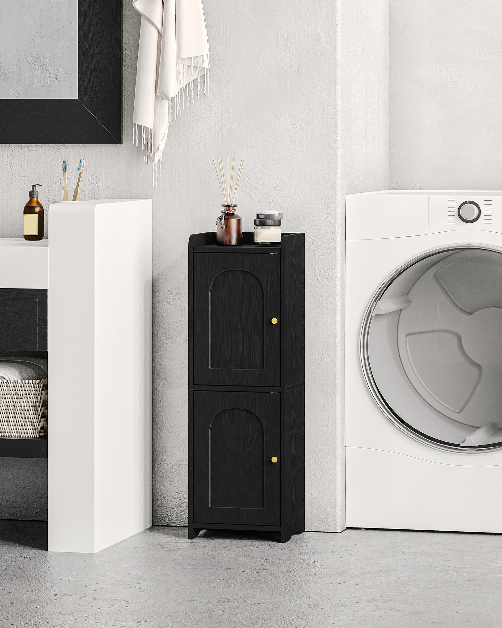 Hzuaneri cabinet with adjustable shelves adapts to different sizes.