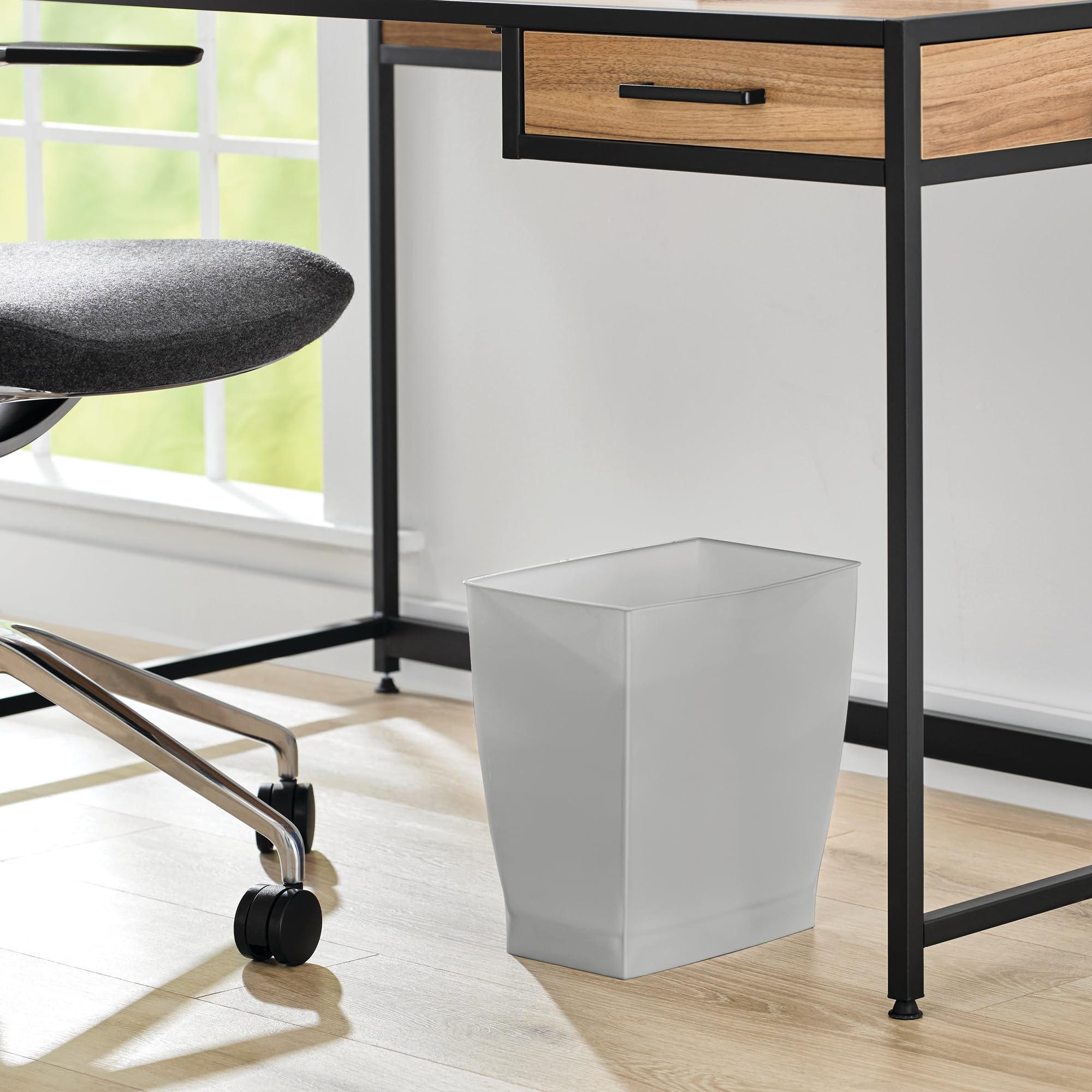 2.5 gallon capacity offers practical waste handling in small rooms.