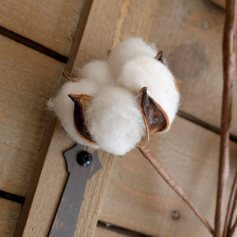 Idyllic cotton stems used in a DIY wreath for farmhouse charm