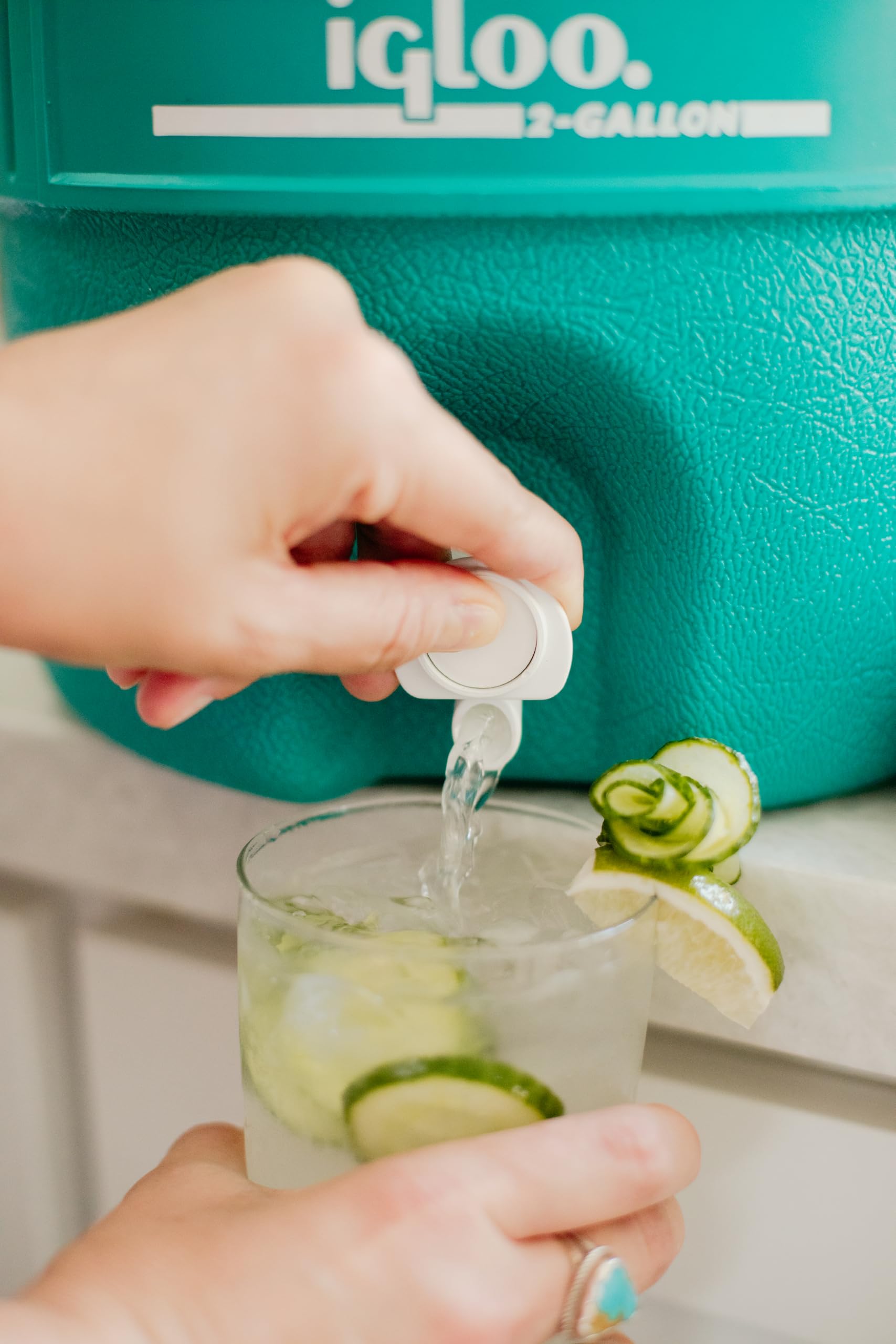 Igloo Jade pressure-fit lid for easy filling and thorough cleaning