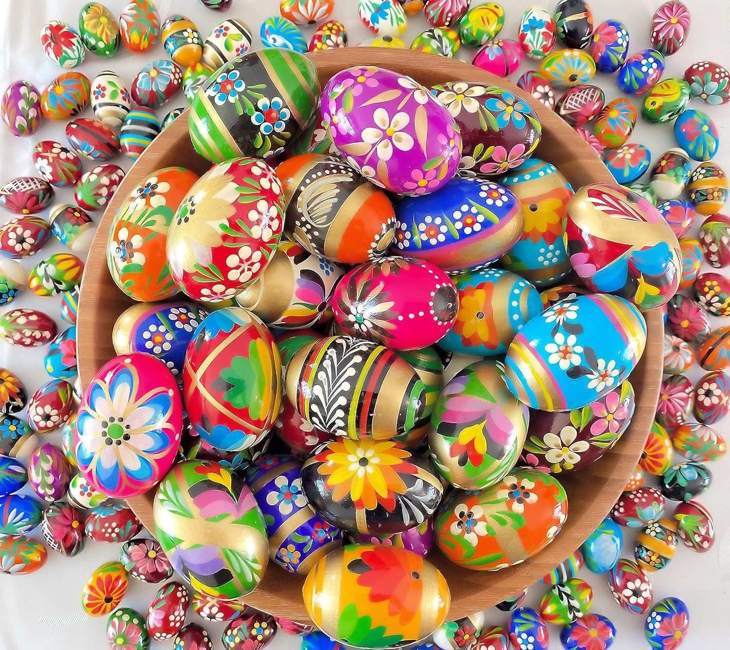 Cadmium-free wooden eggs ensure safe decorative display.