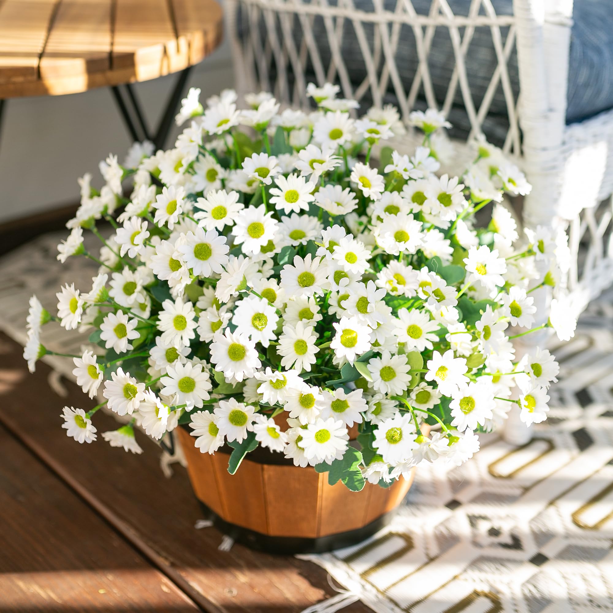 INSPRING outdoor daisy with UV-resistant petals to resist fading