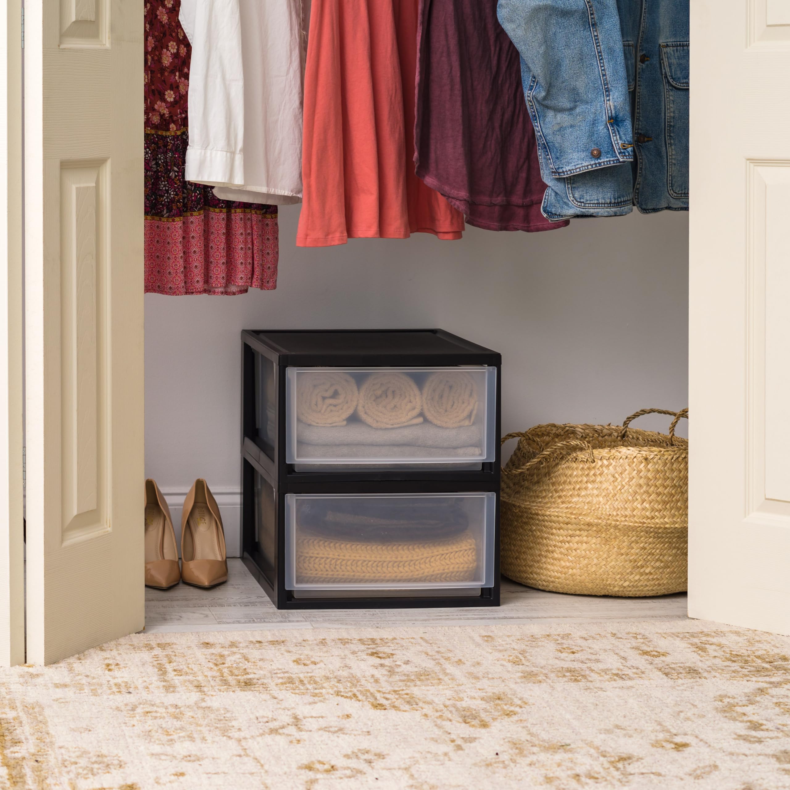 IRIS USA 30 Qt close-up shows sturdy walls conceal items.