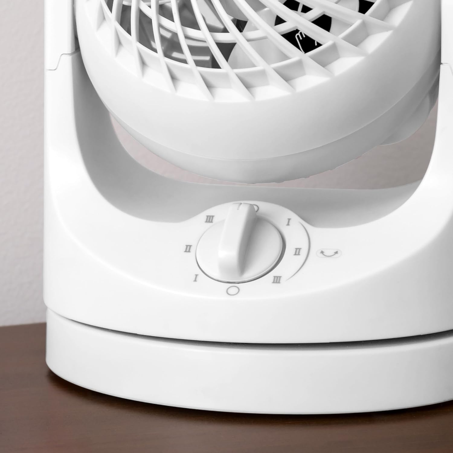 Portable desktop fan with built-in handle for easy relocation