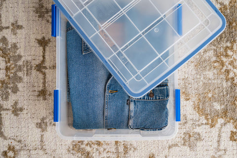 IRIS WeatherPro tight latch close-up securing the lid during transport.