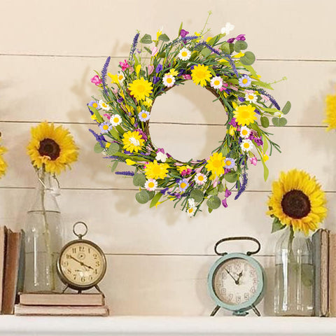 Close-up of daisies and lavender on the J'FLORU wreath