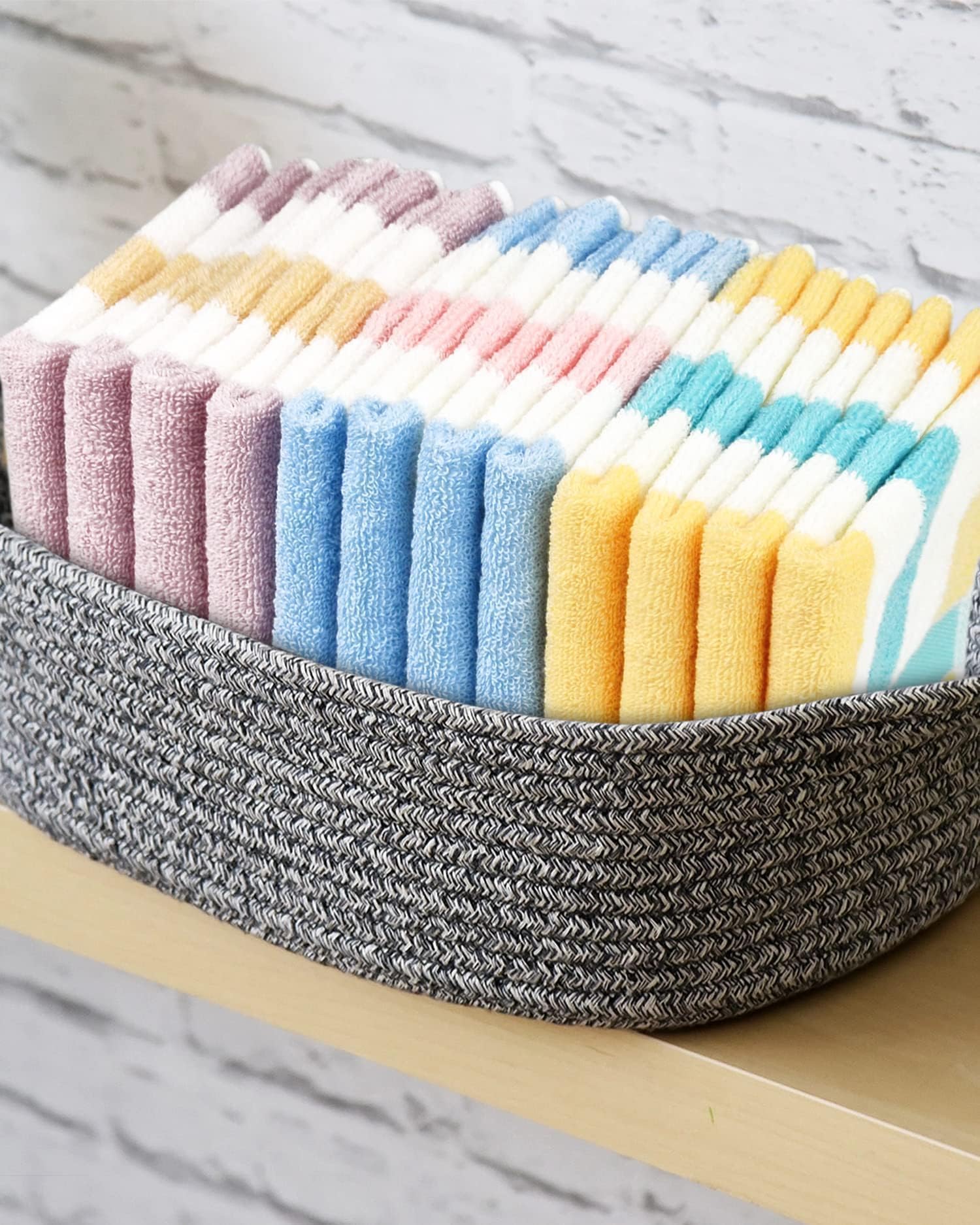 Jacquotha bulk-pack cotton washcloths, ideal for gym, travel, and family use.