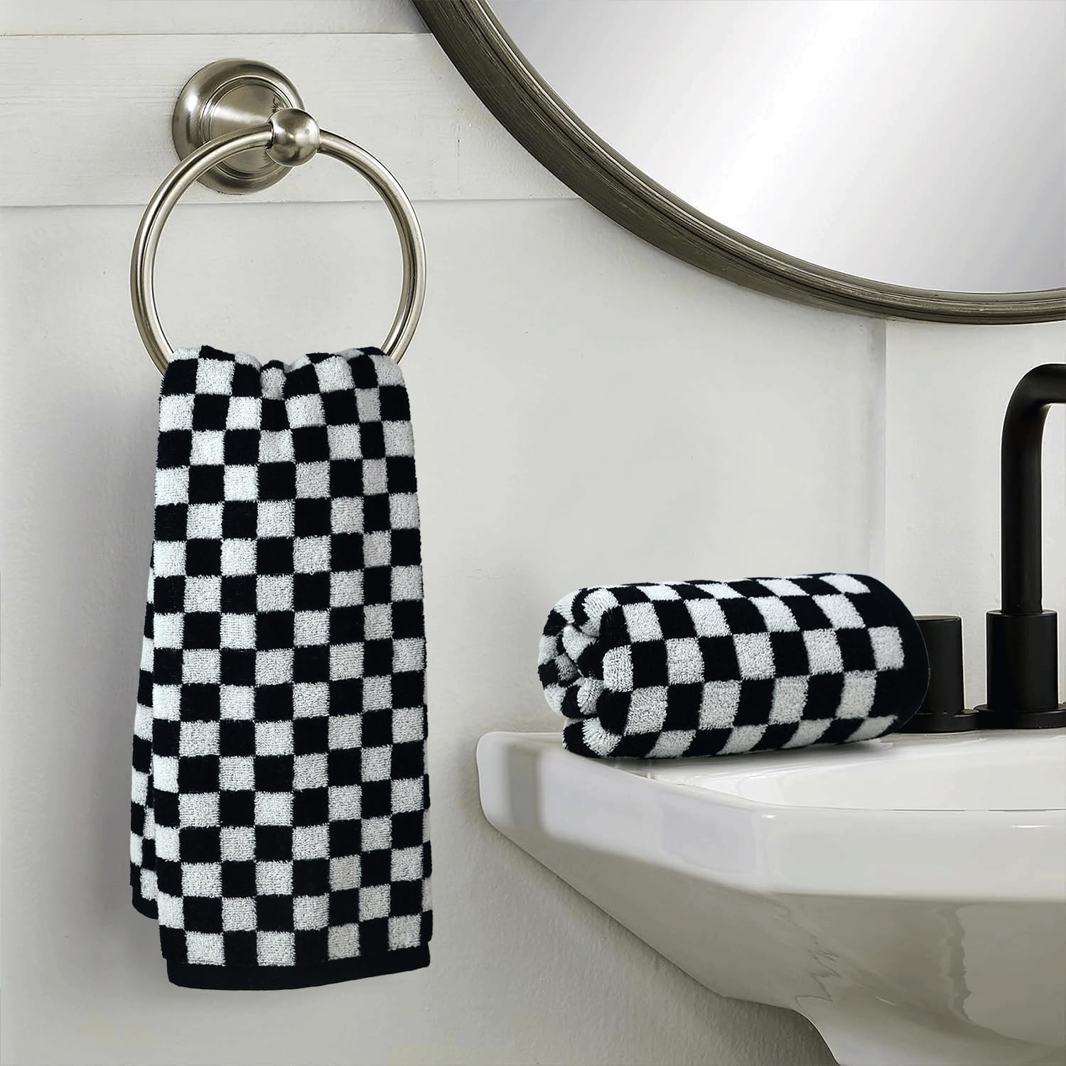 Jacquotha fade-resistant dyes keep checkered pattern vibrant through frequent washing.