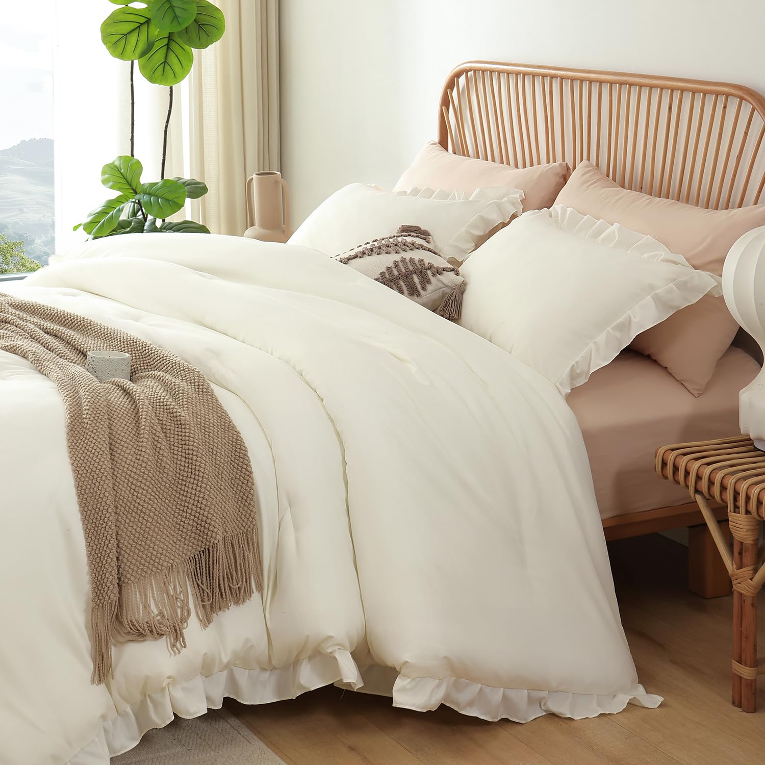 JANZAA All-season comforter demonstrates lightweight warmth for any season.