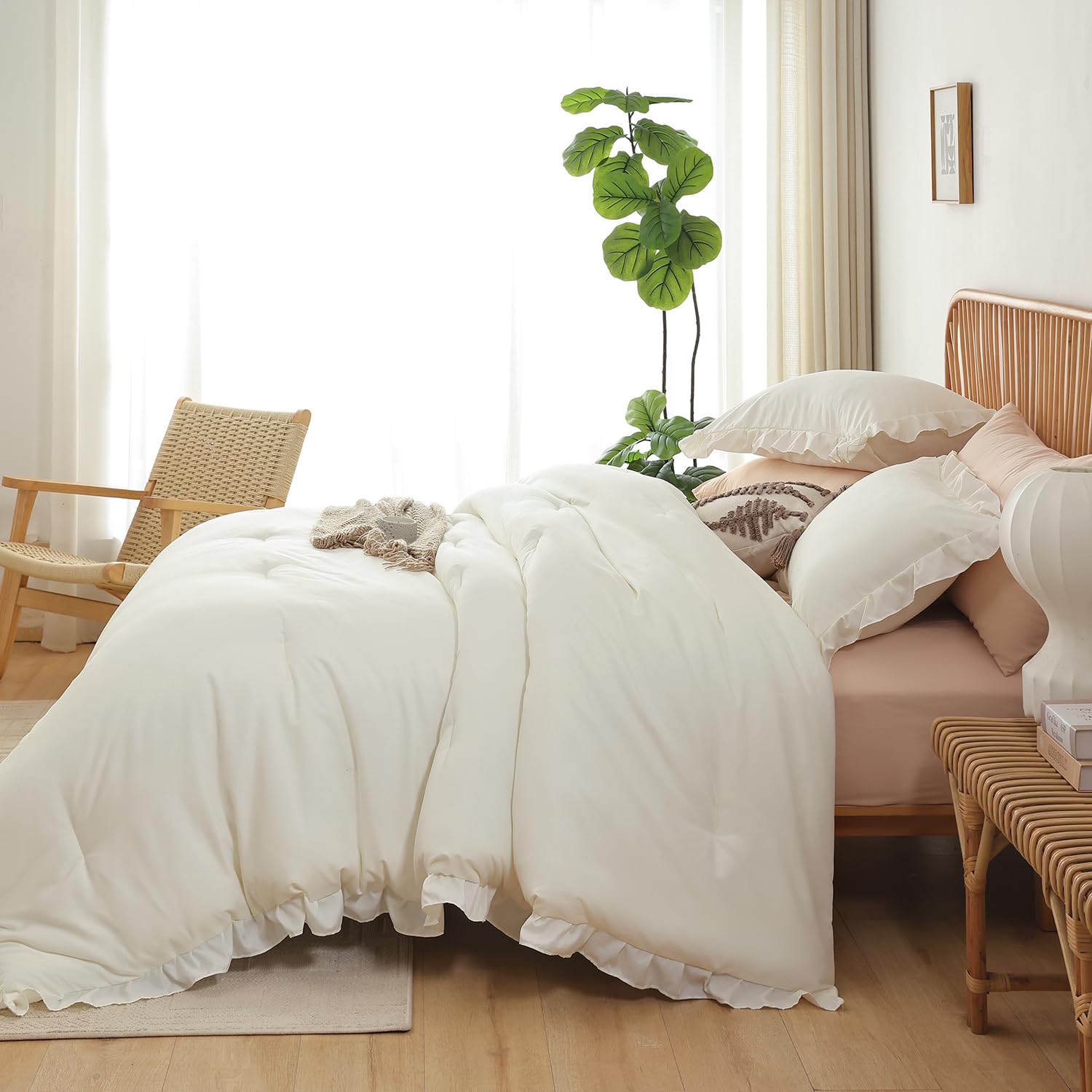 JANZAA Lightweight breathable fabric helps hot sleepers feel comfortable.