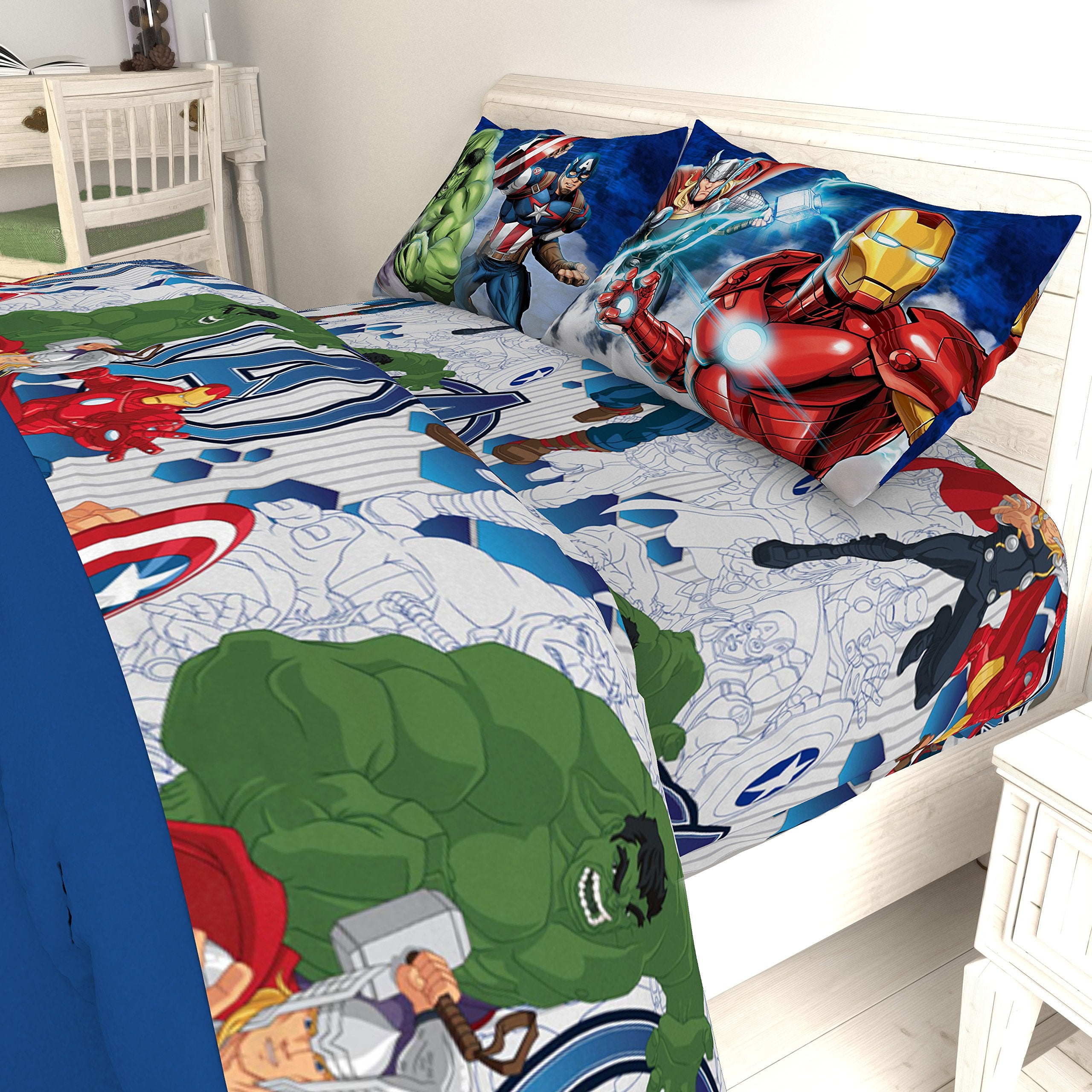 Jay Franco Avengers blue circle design complements kids' rooms beautifully.