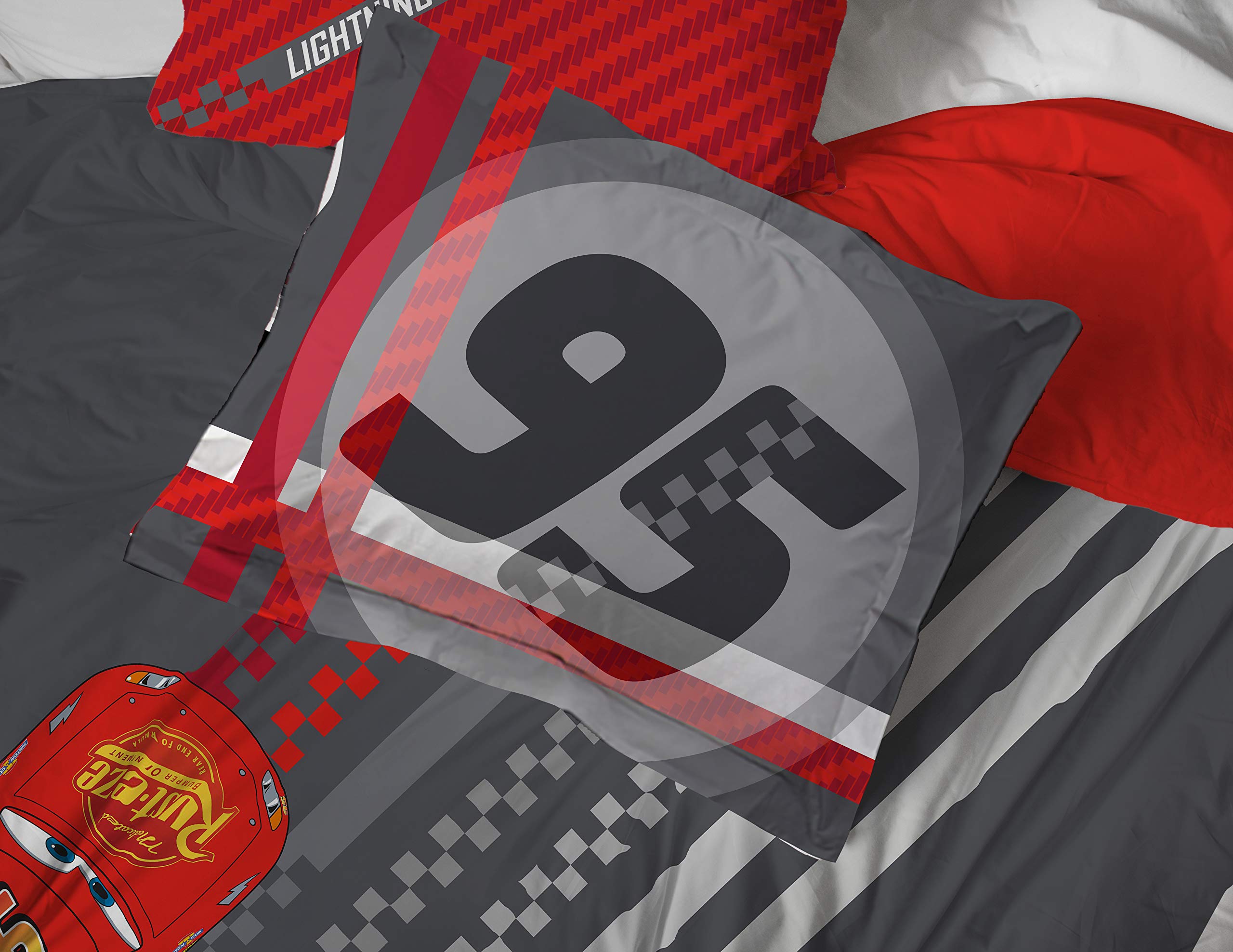 Jay Franco Cars Race Ready Lightning McQueen art on the comforter