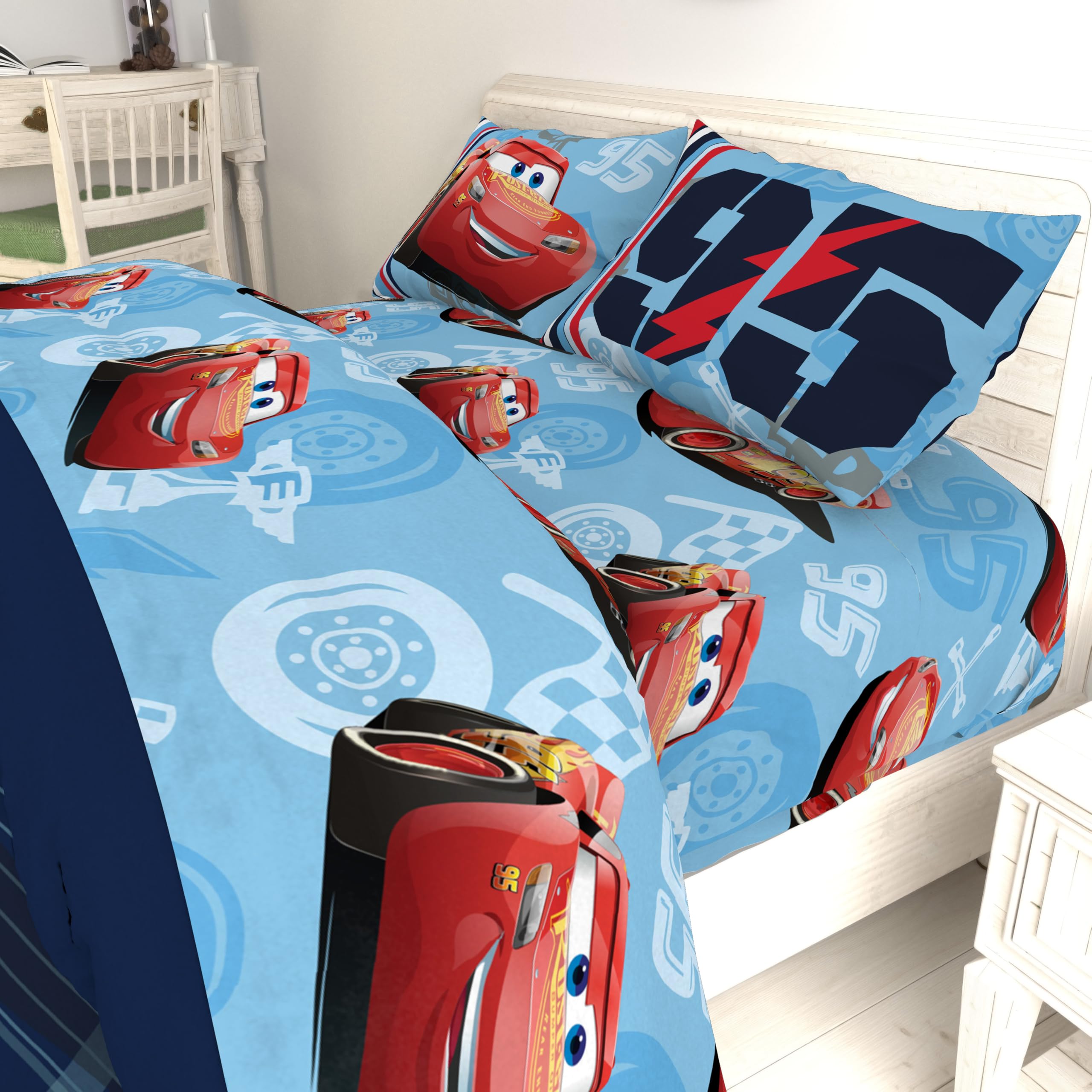 Jay Franco Lightning McQueen set fits standard twin beds and deep-pocket mattresses up to 10 inches.