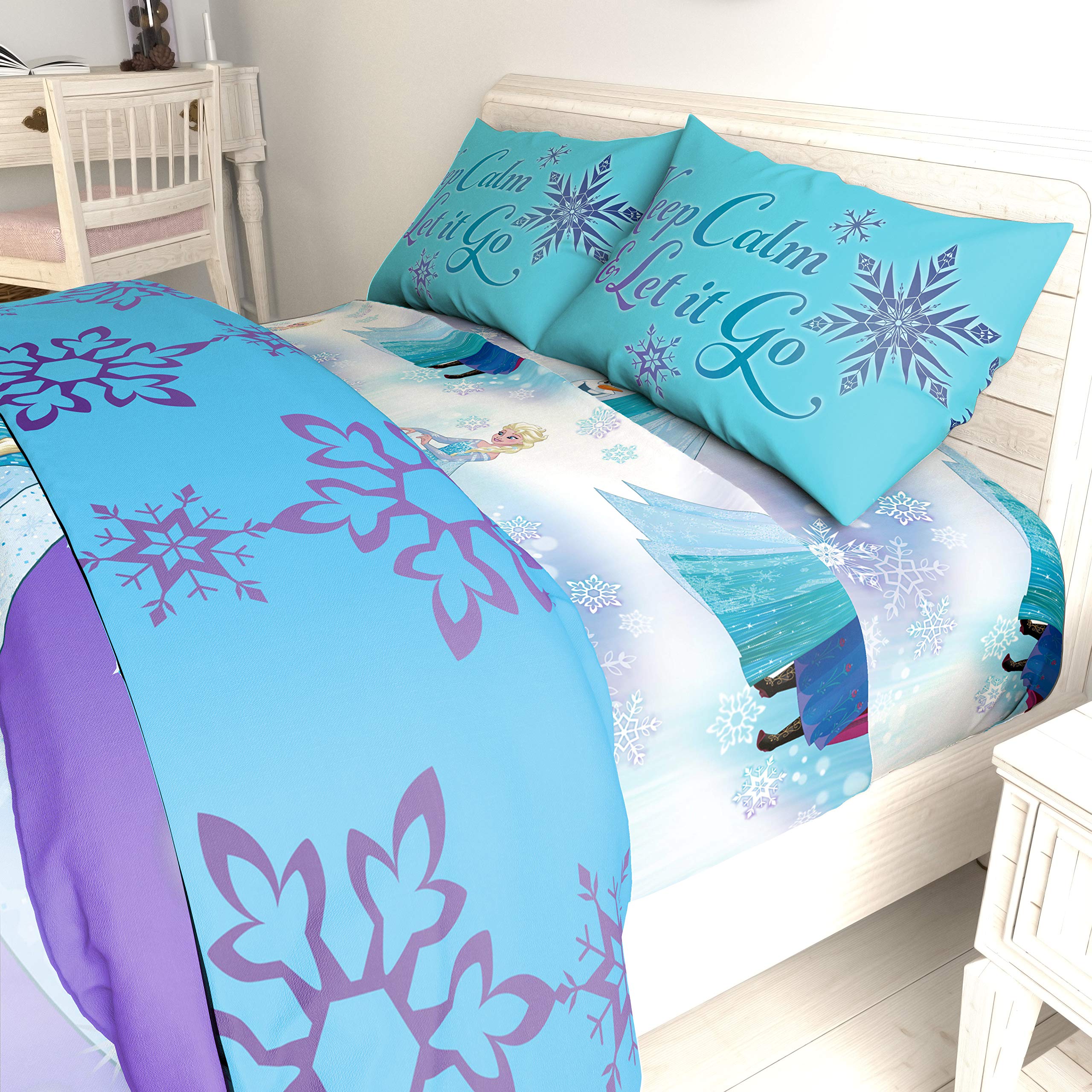 Jay Franco Frozen bedroom idea shows vibrant, kid-friendly setup.
