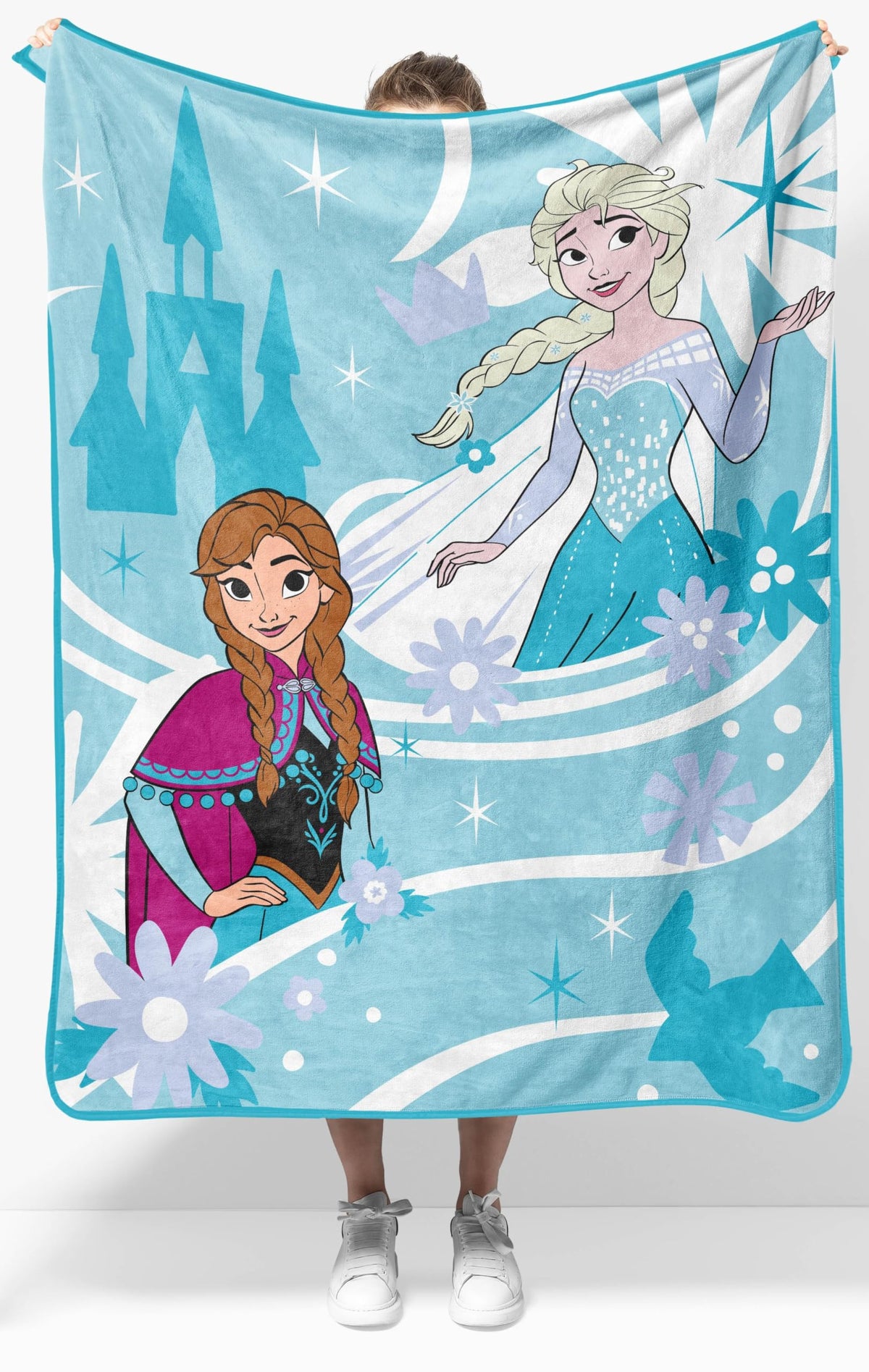 Jay Franco Frozen blanket with Elsa and Anna, ideal for cozy kids' rooms.