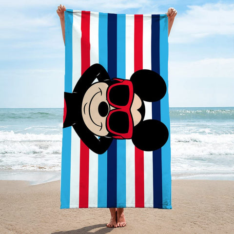 Jay Franco Mickey Mouse towel in-use at the beach demonstrates kid-friendly absorbency.