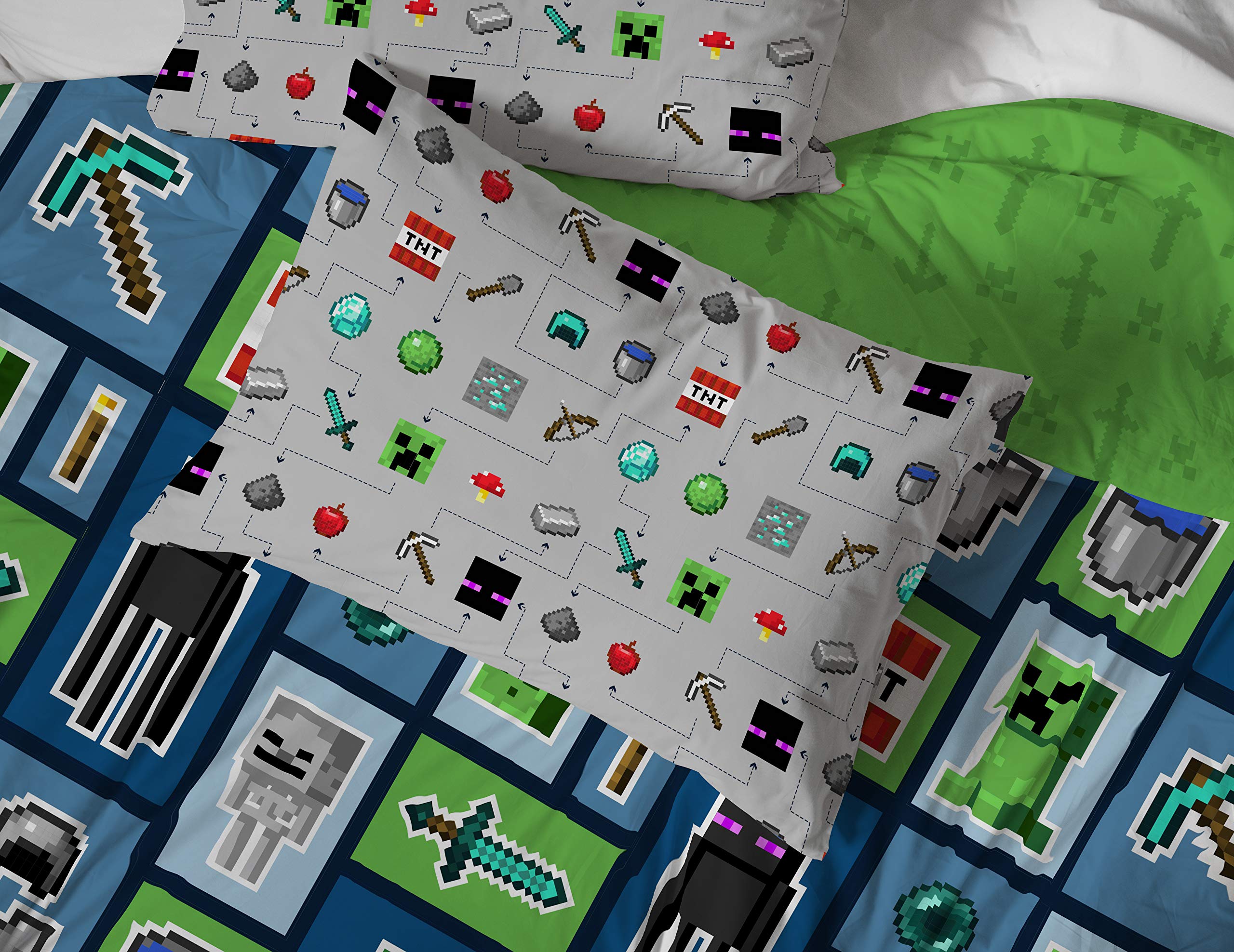 Jay Franco Enderman design enhances the themed sleep space.
