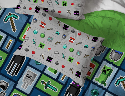 Jay Franco Enderman design enhances the themed sleep space.
