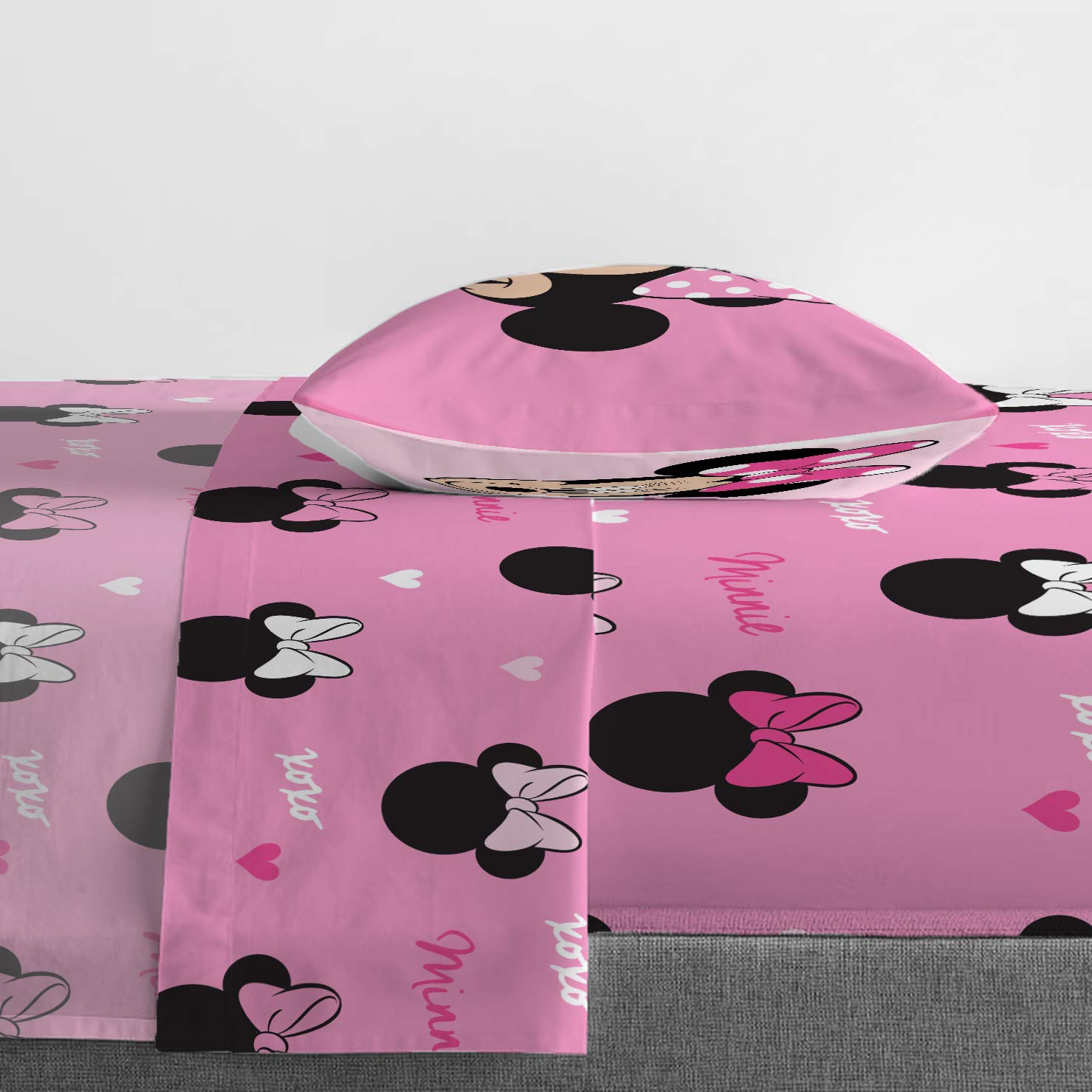 Jay Franco Minnie Mouse dots and bows detail, licensed design close-up.