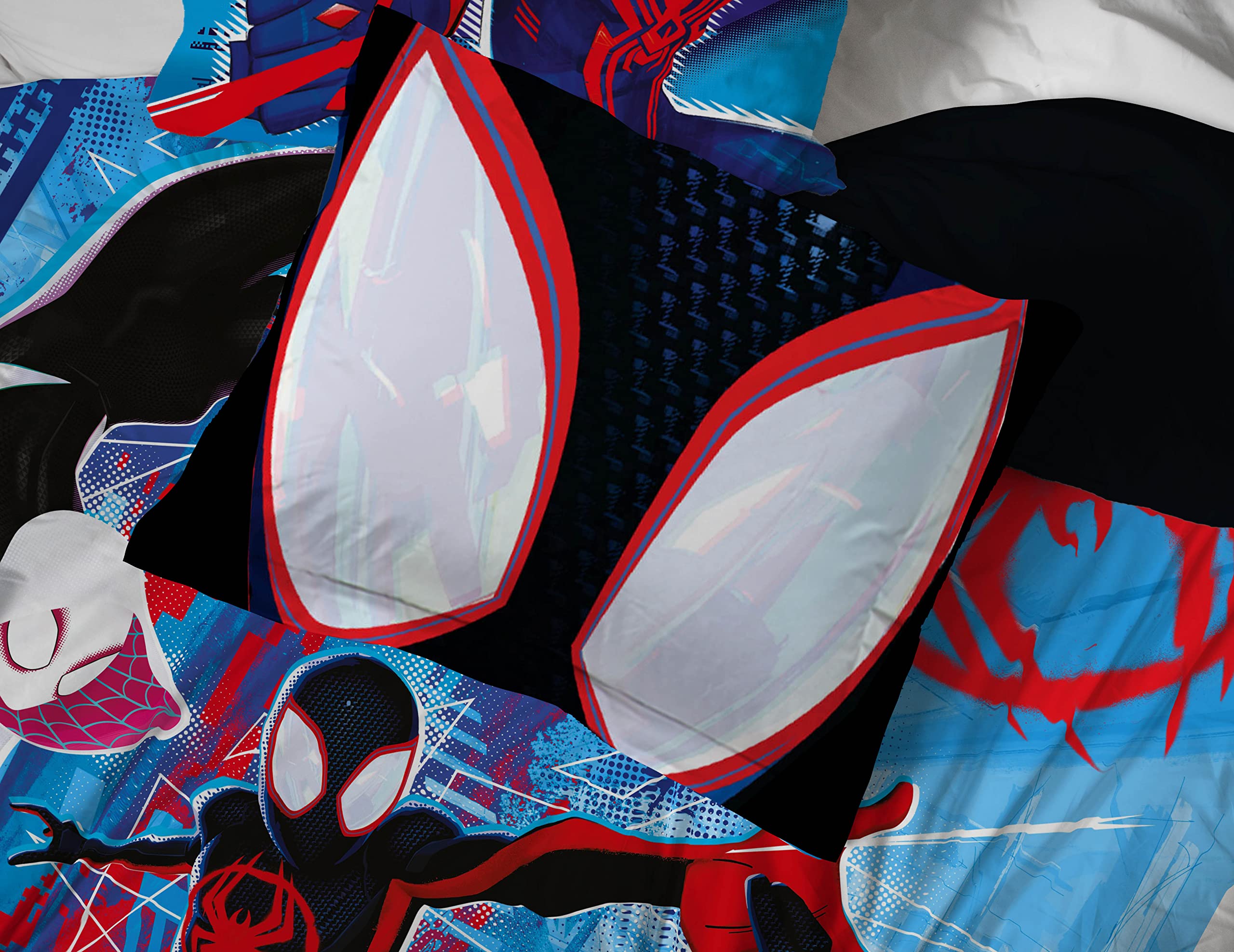 Jay Franco Spiderman glitch bed setup creates a playful kid space.