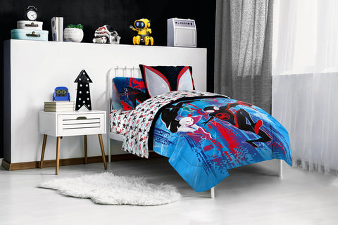 Jay Franco Spiderman glitch bedroom decor for spirited storytelling and comfort.
