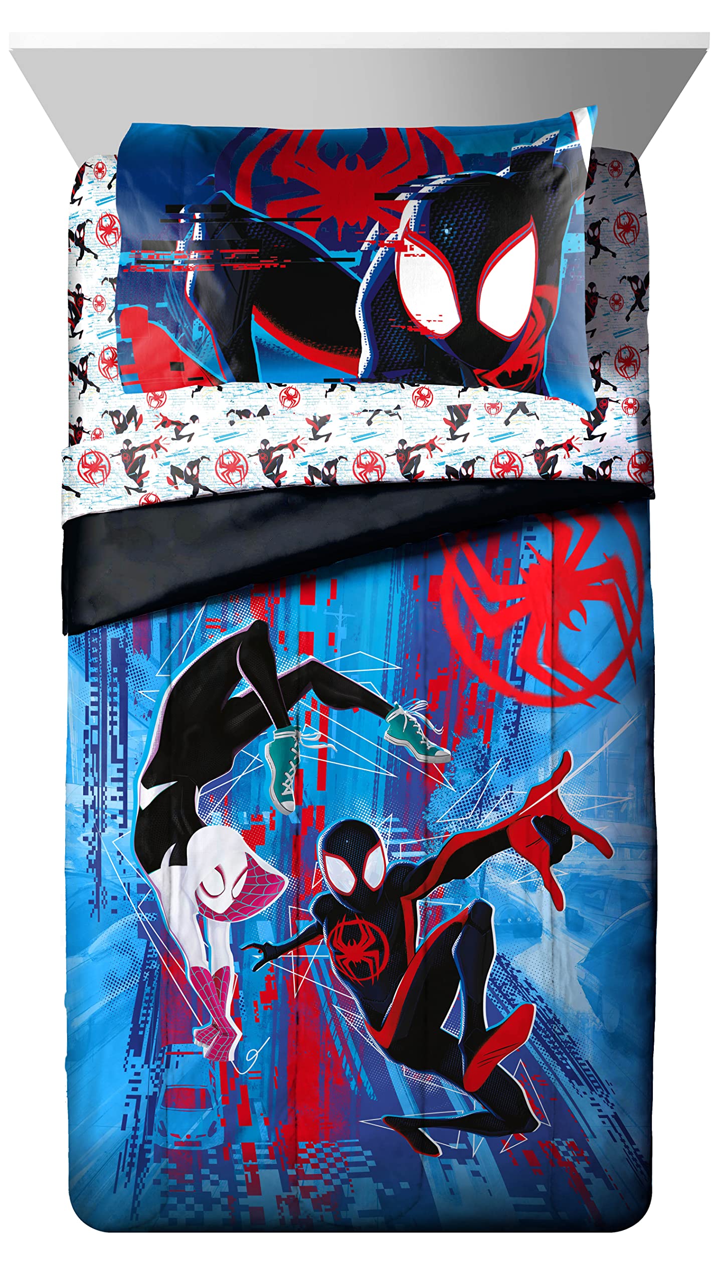 Jay Franco Spiderman glitch fitted sheet offers a snug fit and easy care.