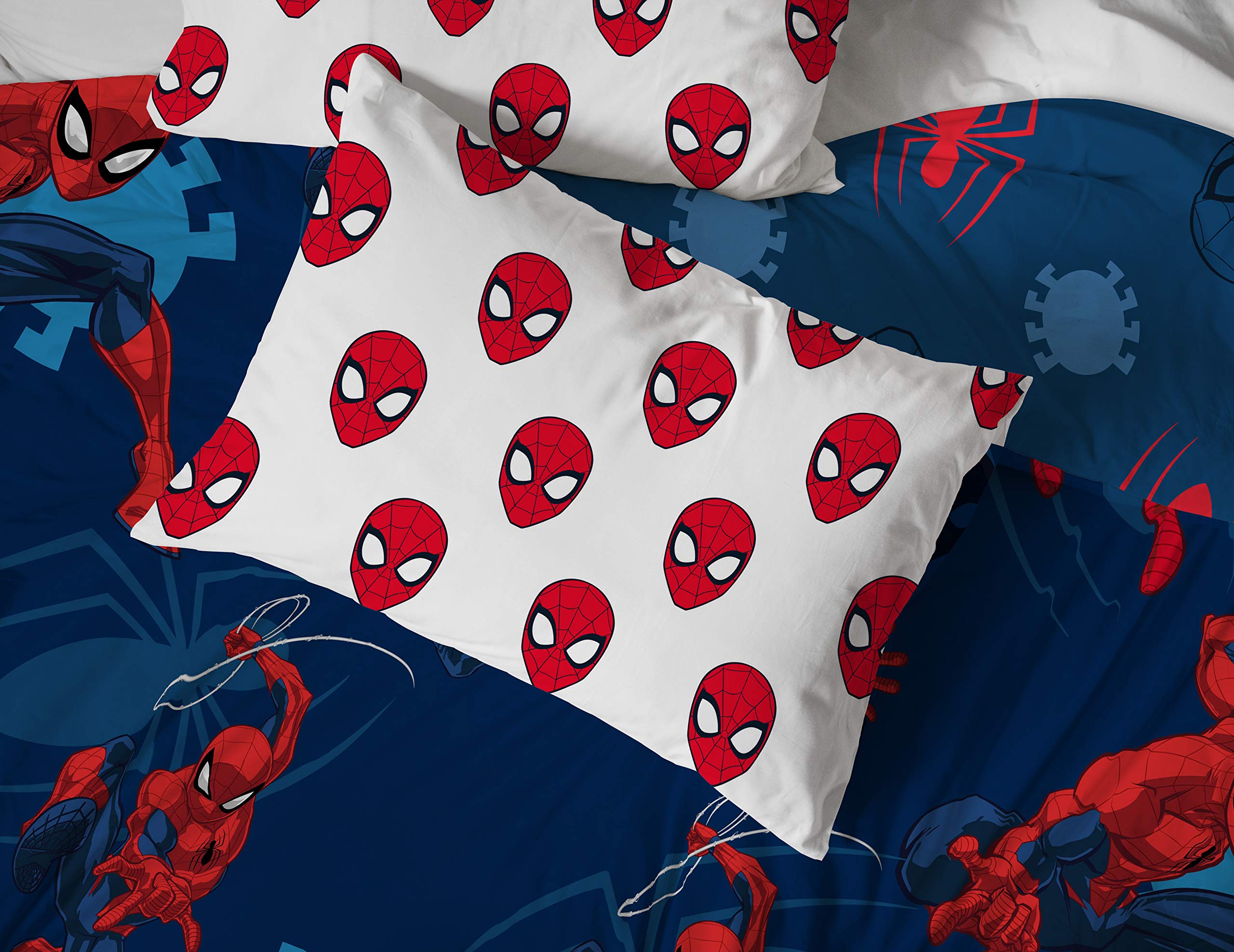 Jay Franco Spiderman Spidey Daze fade resistant microfiber maintains color