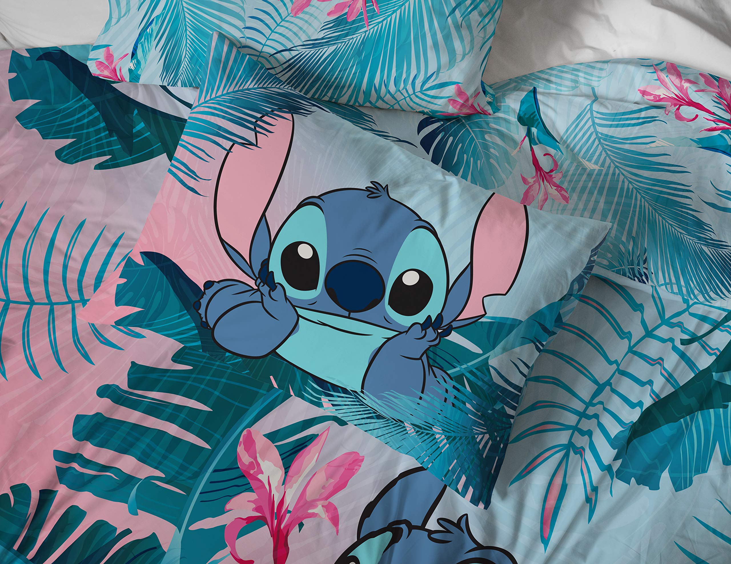 Jay Franco Lilo & Stitch vibrant designs enhance room theme and storytelling.