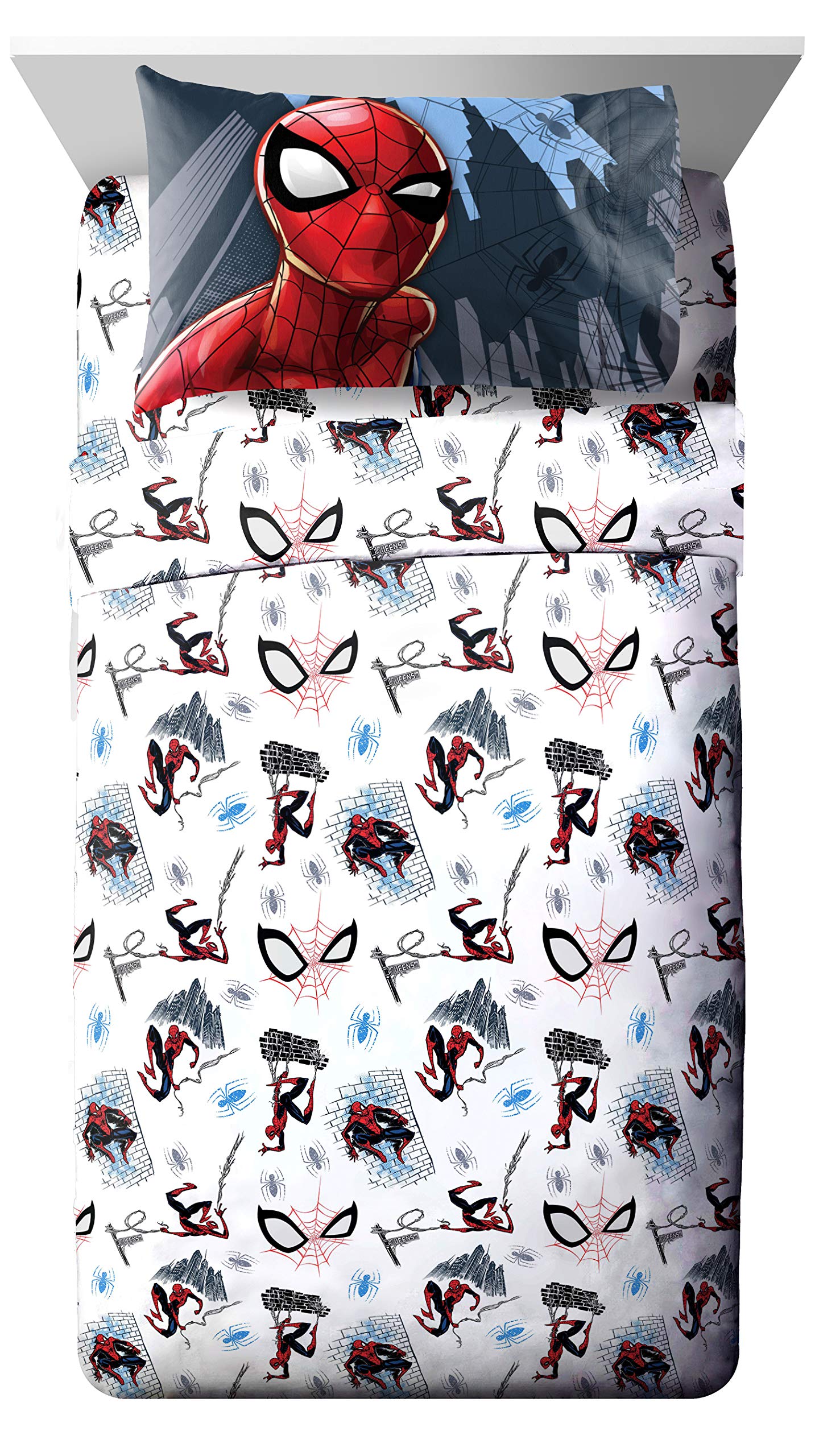 Jay Franco Spider-Man bedset pillowcase completes the set with kid-friendly design.