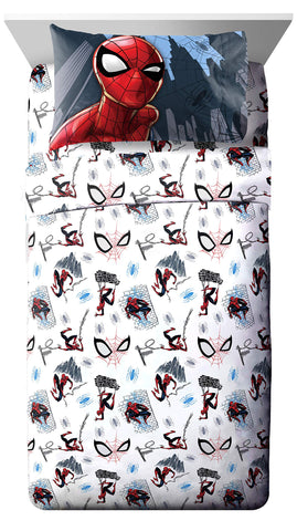 Jay Franco Spider-Man bedset pillowcase completes the set with kid-friendly design.