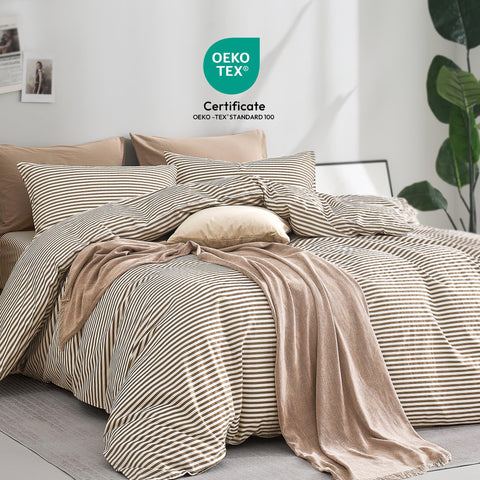 JELLYMONI duvet cover with striped design adds easy care and elegant look.