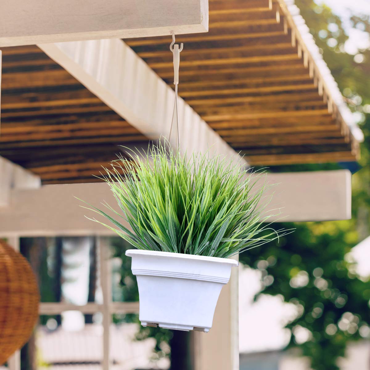 JEMONG grasses on a dining table provide fresh greenery without watering.