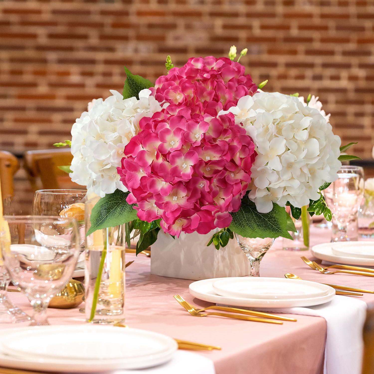 Wedding decor with JINWOE hydrangeas adds color and texture
