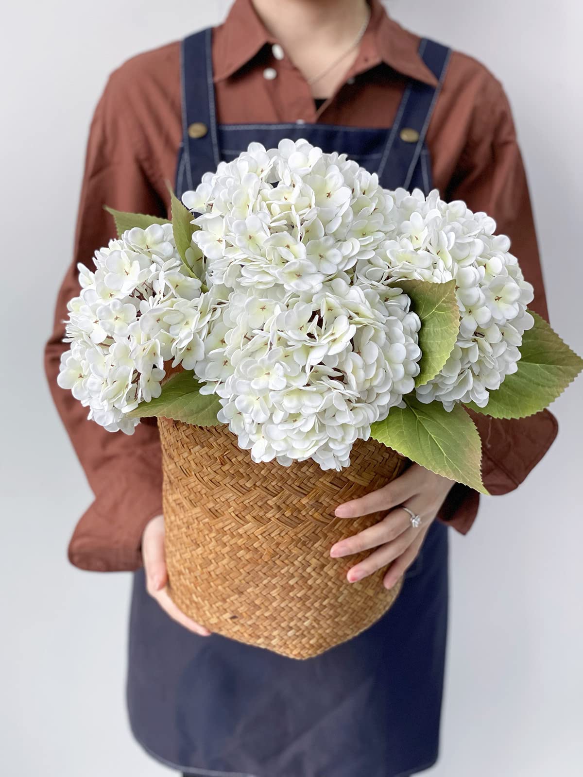 JINWOE white faux hydrangea head with 6-7in diameter, ideal for elegant centerpieces.