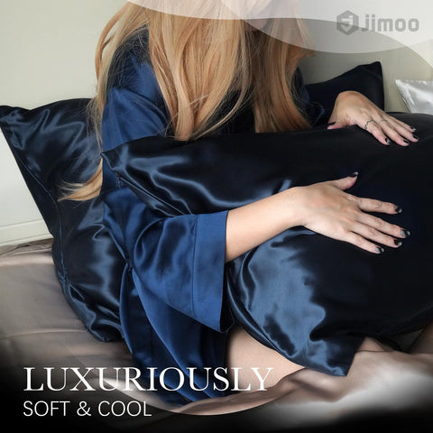 J JIMOO silk pillowcase zipper detail emphasizes secure fit for quiet nights.