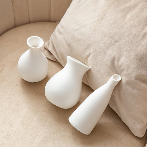 JOJUNO white bud vases add subtle elegance to dining tables.