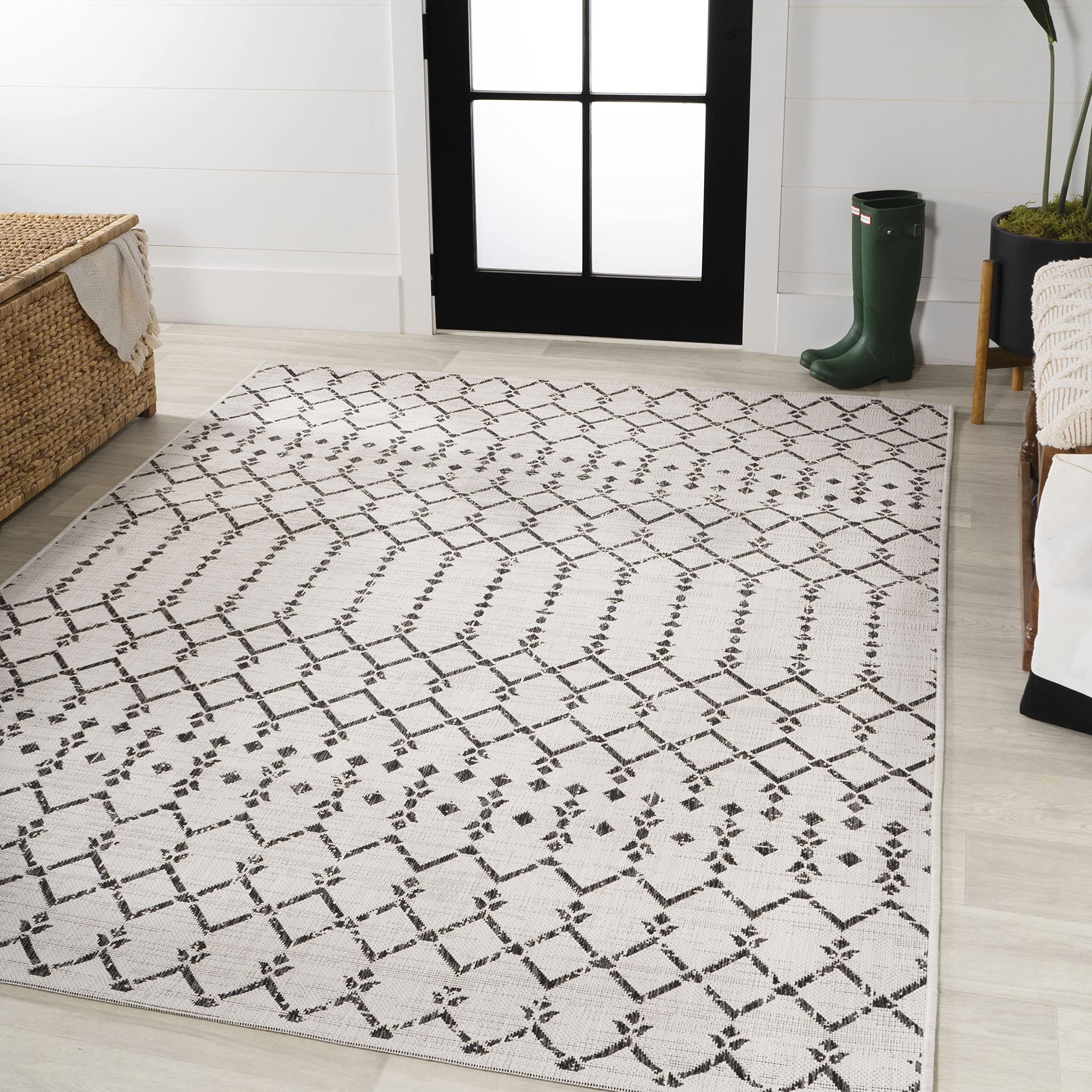 Jonathan Y flat weave polypropylene rug offers easy maintenance