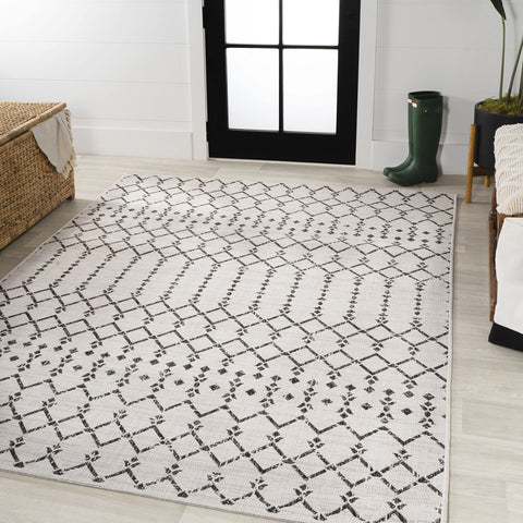Jonathan Y flat weave polypropylene rug offers easy maintenance